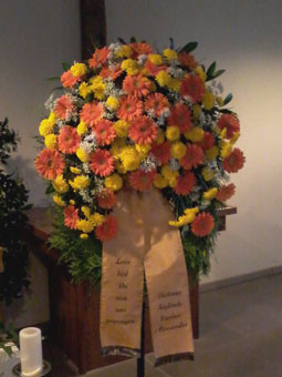 Trauerfloristik - In einem persönlichen Gespräch finden wir mit Ihnen den passenden Blumenschmuck und kümmern uns um Anlieferung und Anrichtung.