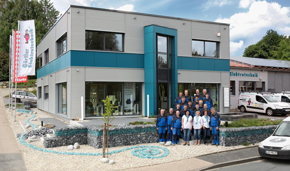 Unser Team vor unseren Räumlichkeiten Unser Team vor unseren Räumlichkeiten