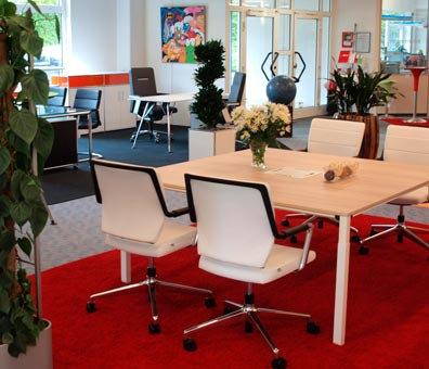 Wir bieten auch Möbel für Aufenthaltsräume, Empfangstresen, Loungemöbel und Schränke fürs Büro