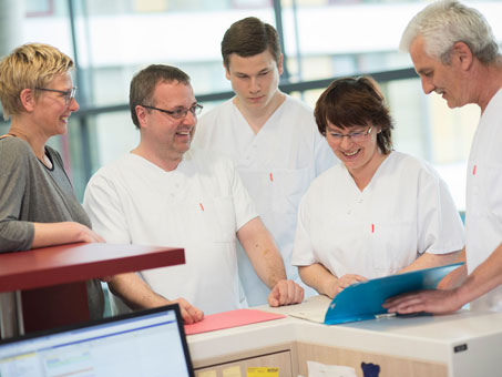 Universitätsklinik für Hämatoloie, Onkologie, Hämostaeologie und Palliativmedizin wird druch Psychologen und Sozialarbeiter unterstützt Universitätsklinik für Hämatoloie, Onkologie, Hämostaeologie und Palliativmedizin wird druch Psychologen und Sozialarbeiter unterstützt