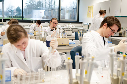 Die Ausbildung und die Tätigkeitsbereiche der MTLA umfassen im Wesentlichen die vier Hauptgebiete Klinische Chemie, Histologie, Hämatologie und Mikrobiologie.