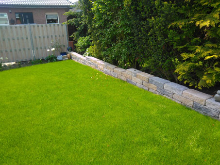Rasen mit Natursteinmauerabgrenzung Rasen mit Natursteinmauerabgrenzung