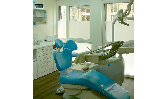 Unser Behandlungsraum 1 mit modernsten Apparaturen und Techniken