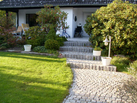 Gepflasterter Weg im Garten Gepflasterter Weg im Garten