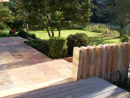 Neugestaltete Terrasse und Garten Neugestaltete Terrasse und Garten