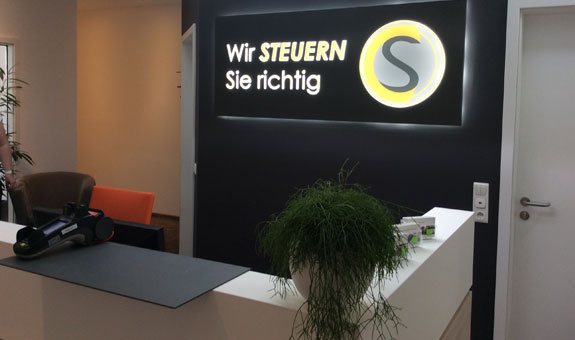 Wir begrüßen Sie gern an unserem Empfang! Wir begrüßen Sie gern an unserem Empfang!