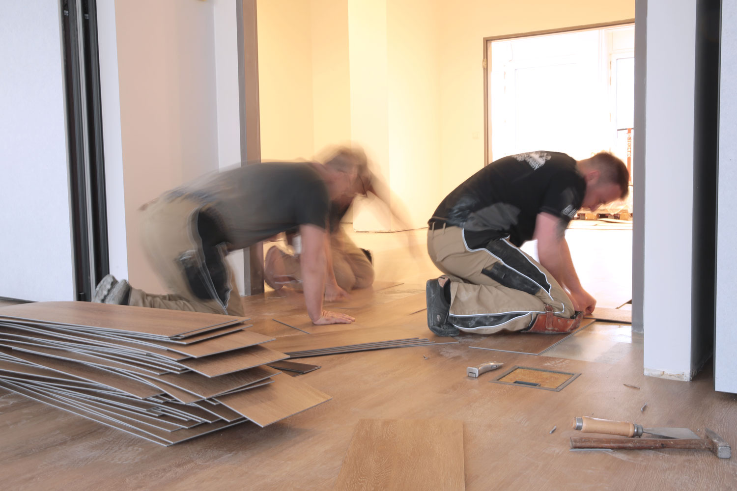 Wir bieten Laminat in vielen verschiedenen Formaten, Holzdekoren, Aufbauhöhen und Qualitäten an.