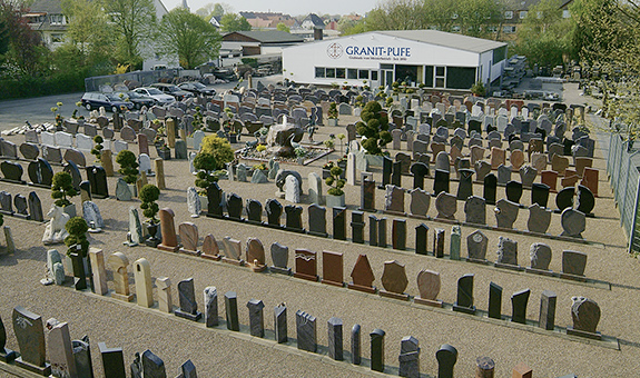 Bei uns finden Sie eine große Auswahl an Grabsteinen, Grabstelen und Gedenksteinen.