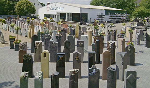Eine große Auswahl an Grabsteinen und Grabstelen auf unserem Ausstellungsgelände.