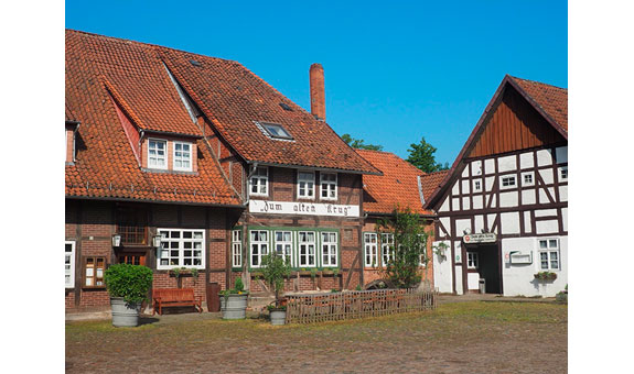 Dieser historische Ausspann-Gasthof liegt am südlichen Heiderand, direkt vor den Toren der Landeshauptstadt Hannover, in Engelbostel, in immer noch ländlicher Umgebung.
