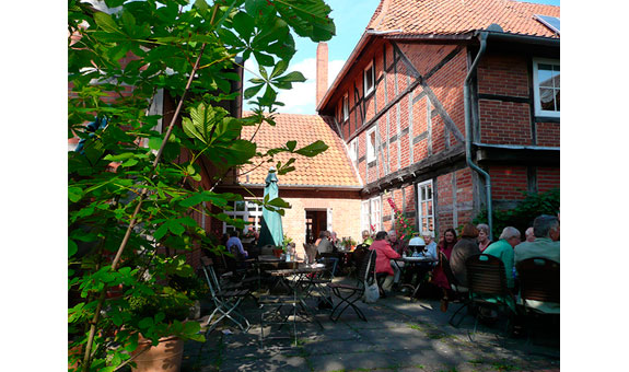 Sitzen Sie draußen auf unserer Terrasse in der Sonne oder im Schatten. Bei Bierchen, Weinchen oder Wässerchen und und und...