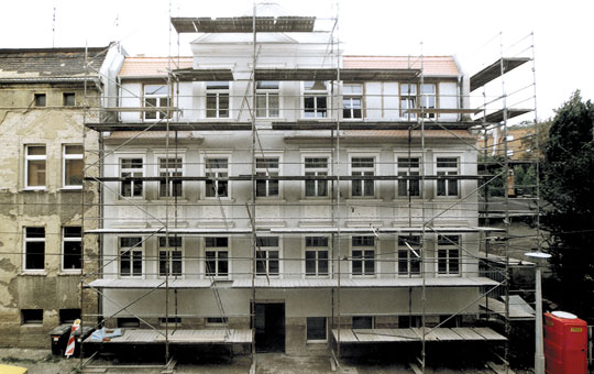 Eingerüstetes Gebäude vor der Renovierung