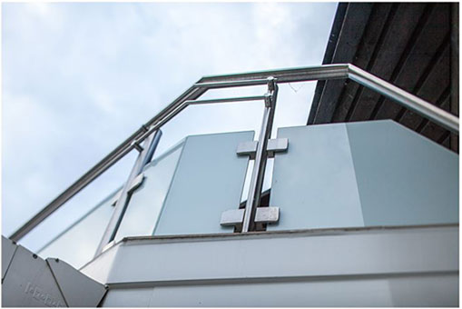 Metallbauarbeiten wie Balkonbau, Montage von Garagentoren.  Automatisierung von Tür- und Toranlagen