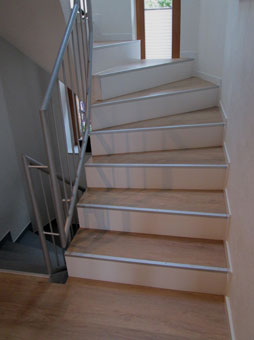 Treppe mit Vinyl ehemals Fliese Treppe mit Vinyl ehemals Fliese