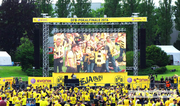 Großleinwände für Public Viewing hier für BVB-Fans im Jahr 2016 zum DFB-Pokalfinale