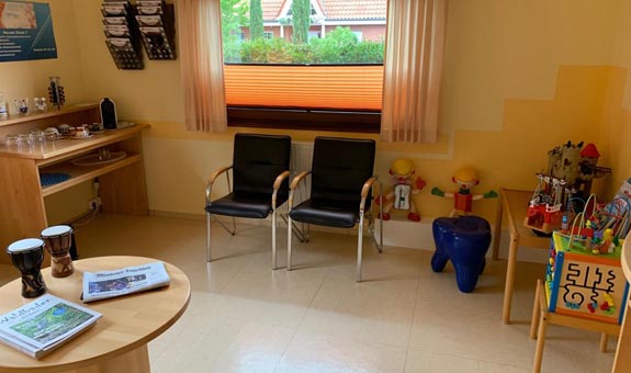 Unser Wartezimmer mit Spielecke für die kleinen Patienten Unser Wartezimmer mit Spielecke für die kleinen Patienten