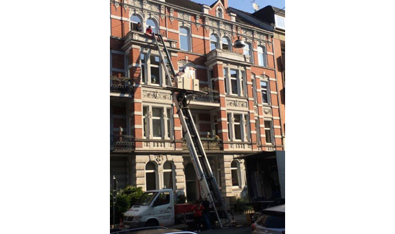 Altbauten und Treppen sind kein Problem für uns mit dem Außenaufzug für Möbel und Umzugskisten Altbauten und Treppen sind kein Problem für uns mit dem Außenaufzug für Möbel und Umzugskisten