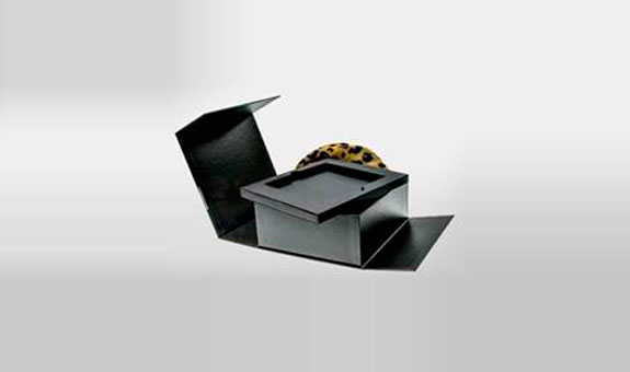 Klappkassette mit Magnetverschluß, bestehend aus Buchdecke und eingeklebtem Unterteil Klappkassette mit Magnetverschluß, bestehend aus Buchdecke und eingeklebtem Unterteil
