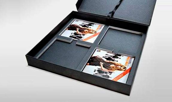 Klappkassette mit Magnetverschluß, bestehend aus Buchdecke und eingeklebtem Unterteil Klappkassette mit Magnetverschluß, bestehend aus Buchdecke und eingeklebtem Unterteil