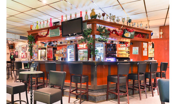 Gönnt euch eine kühle Erfrischung mit Bier, Softgetränken, Longdrinks oder Cocktails Gönnt euch eine kühle Erfrischung mit Bier, Softgetränken, Longdrinks oder Cocktails