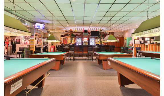 Wer in authentischer und gepflegter Atmosphäre Billard oder Snooker spielen möchte, ist bei uns genau richtig Wer in authentischer und gepflegter Atmosphäre Billard oder Snooker spielen möchte, ist bei uns genau richtig