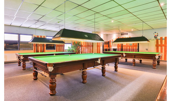 16 Pooltische und 3 Snookertische, alle in Turniergröße und mit 1a-Billardtuch bespannt, sorgen sowohl in der Freizeit als auch bei Turnieren für großen Spaß 16 Pooltische und 3 Snookertische, alle in Turniergröße und mit 1a-Billardtuch bespannt, sorgen sowohl in der Freizeit als auch bei Turnieren für großen Spaß