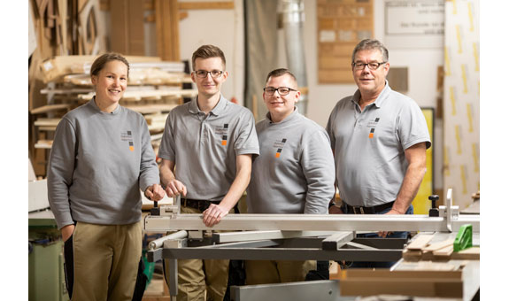 Unser Team für Sie: Tischlergesellin Anna Nietsch, Tischlermeister Steffen Hippchen, Tischlergeselle Angelo Fasking,
Tischlermeister Hermann Dühnfort