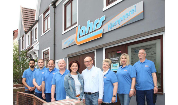 Unser professionelles Team steht Ihnen bei allen Fragen und Anliegen zur Seite. Unser professionelles Team steht Ihnen bei allen Fragen und Anliegen zur Seite.
