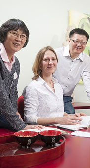 Frau Liang, Frau Dr. Zeyn & Herr Deng, Institut für Chinesische Medizin