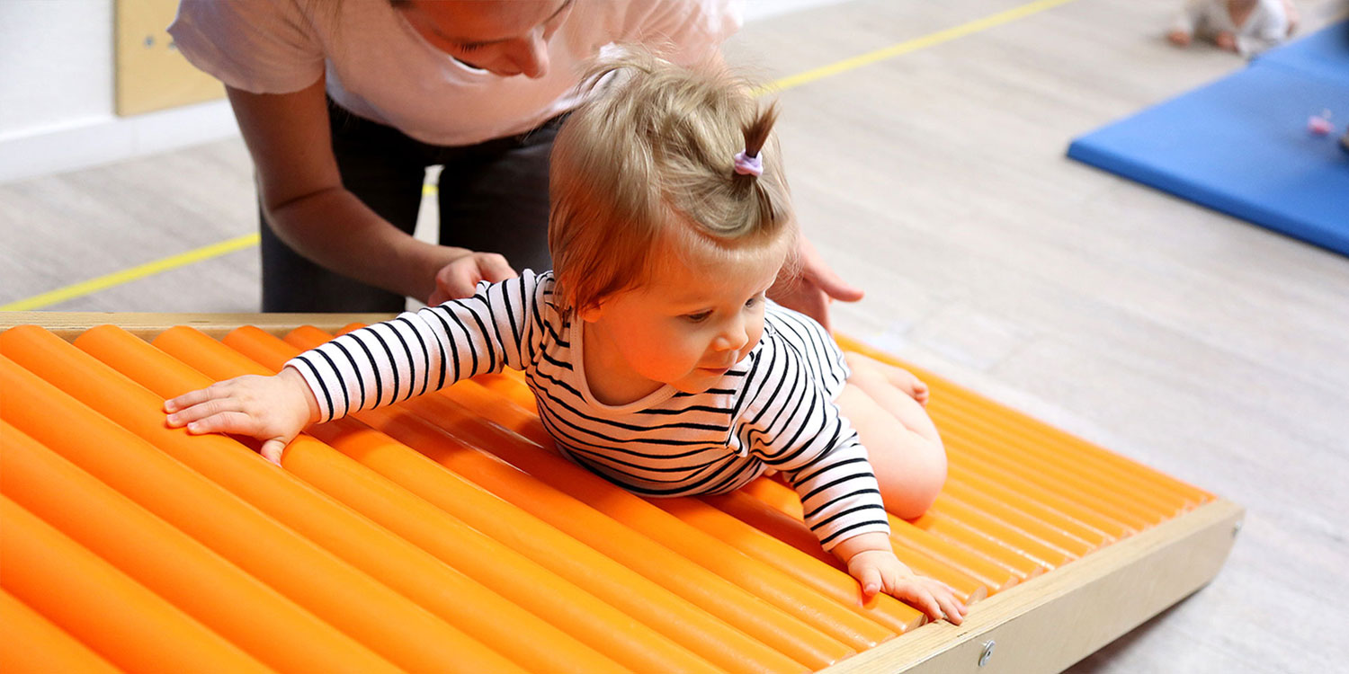 Wir bieten u. a. Kurse für Babymassage und Baby Fit Turnen an.