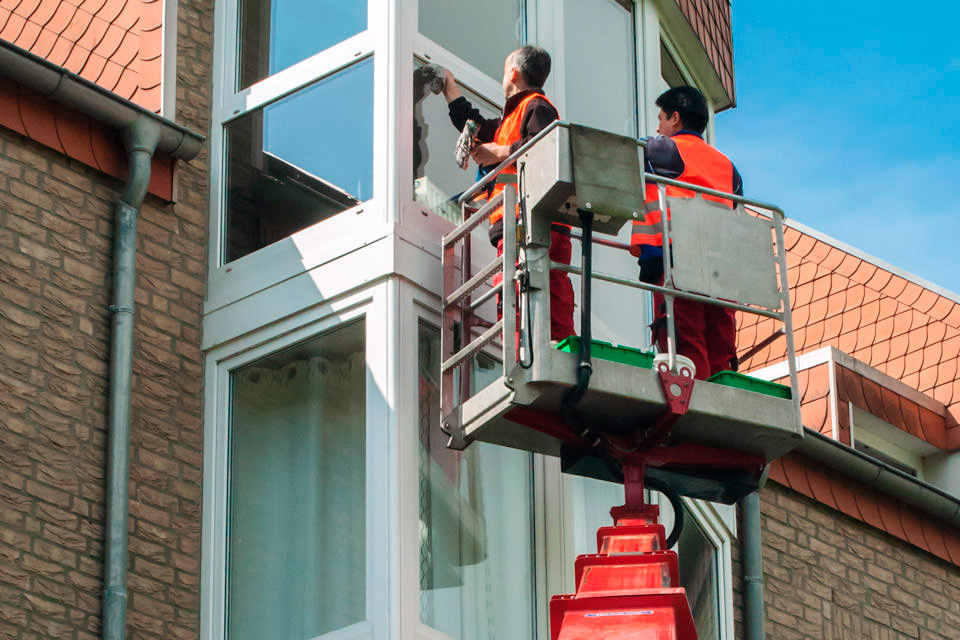 Fensterreinigung - Schwer zugängliche Bereiche werden mit Einsatz von modernen 
Steighilfen bewältigt.