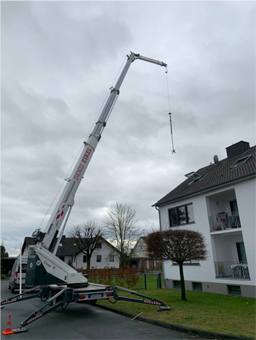 Teleskopkran bei der Arbeit