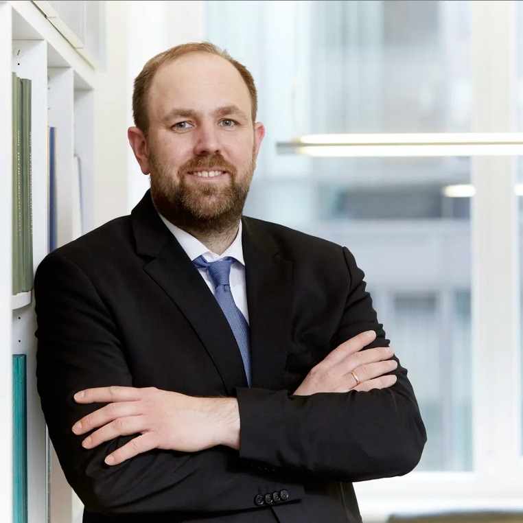 FREDERIK BECKER
Rechtsanwalt & Notar,
Fachanwalt für Verkehrsrecht
Schwerpunkte:
Notariat,
Straßenverkehrsrecht,
Allgemeines Zivilrecht FREDERIK BECKER
Rechtsanwalt & Notar,
Fachanwalt für Verkehrsrecht
Schwerpunkte:
Notariat,
Straßenverkehrsrecht,
Allgemeines Zivilrecht