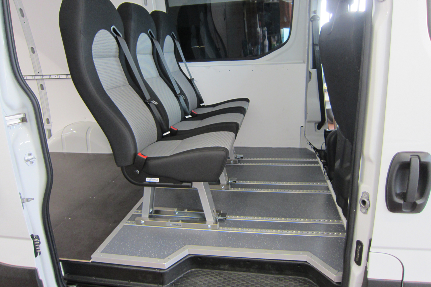 hochwertige und komfortable Sitzsysteme für alle Fahrzeuge