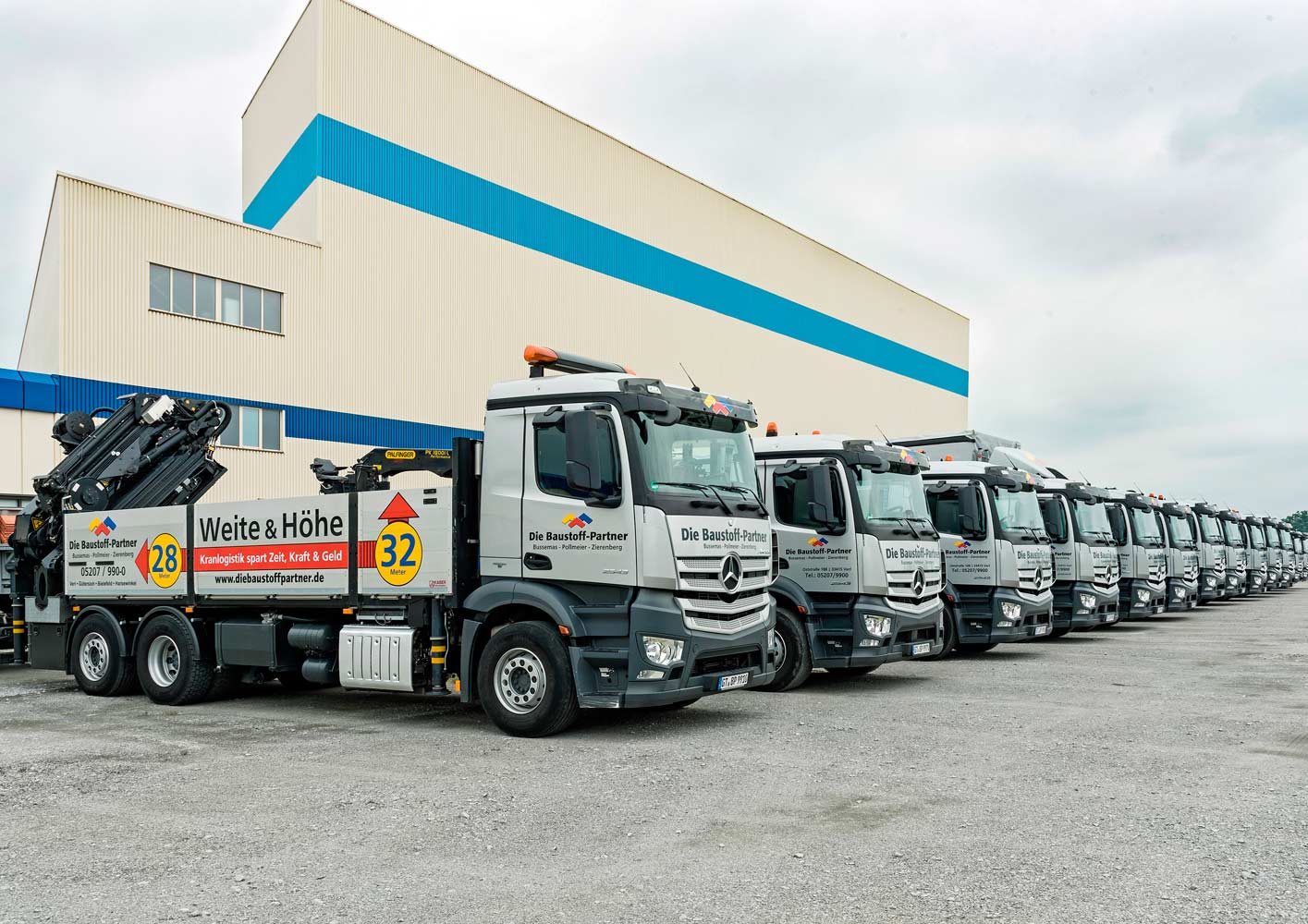 Mit einem eigenen Fuhrpark mit modernsten LKW, Spezialkränen und Stapler beliefern wir unsere Kunden schnell und zuverlässig.