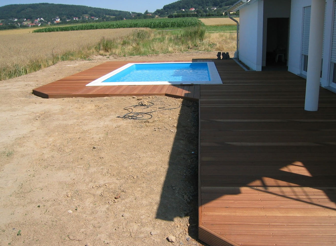 Terrassenboden mit Swimmingpooleinfassung