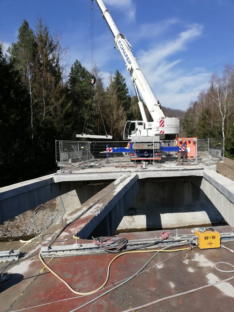 Arbeiten an einer Brücke