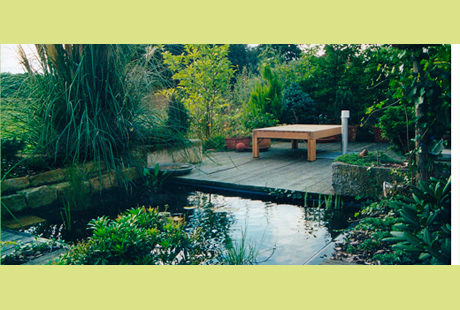 Gartenteich mit Sitzgelegenheit