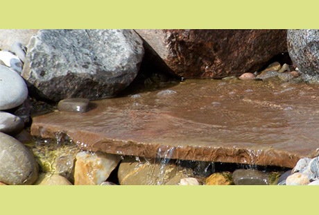 Wasserlauf mit Natursteinplatte