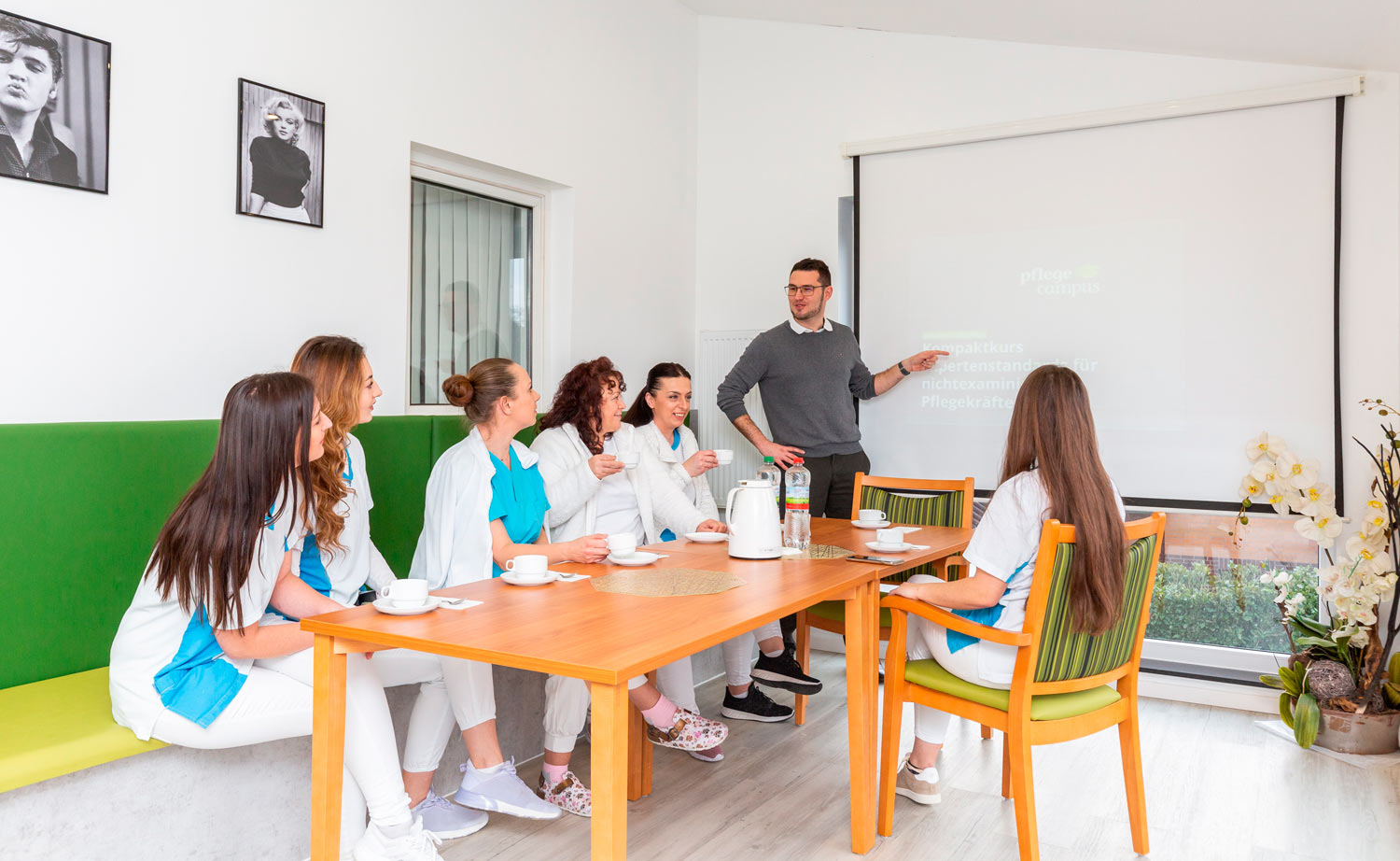 regelmäßige Teammeetings und Fortbildungen finden regelmäßig statt.