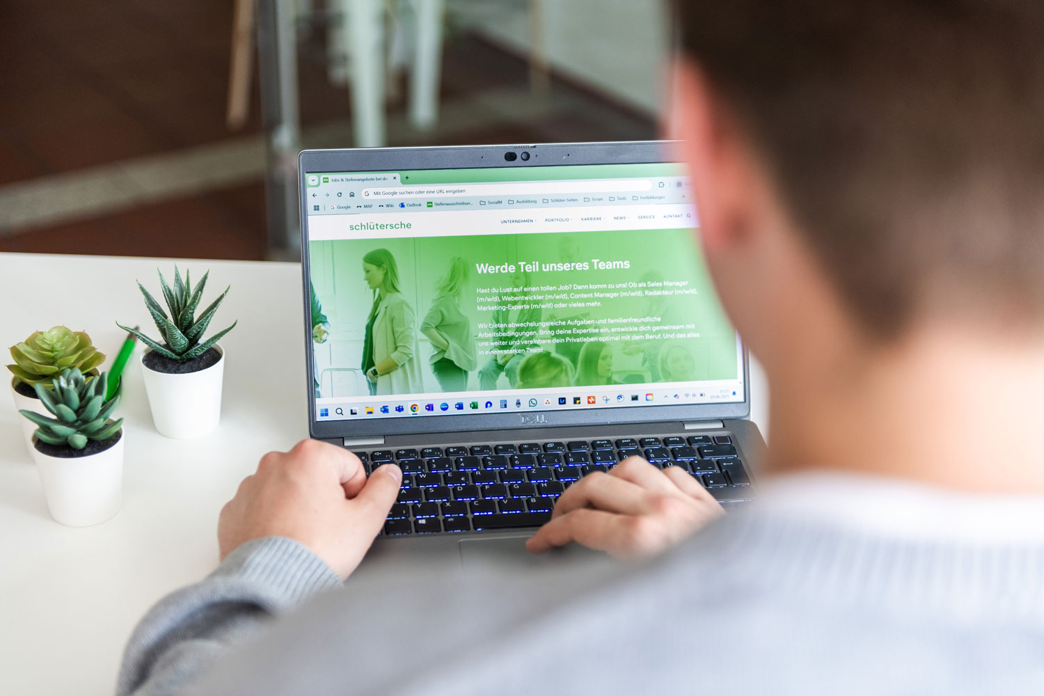 Bei der Schlüterschen Mediengruppe schaffen wir ein Umfeld, in dem sich alle gut entfalten können. Flexible Arbeitszeiten, mobiles Arbeiten und Teilzeitmodelle unterstützen die Vereinbarkeit von Beruf und Privatleben. Bring deine Expertise ein und entwickle dich mit uns weiter.