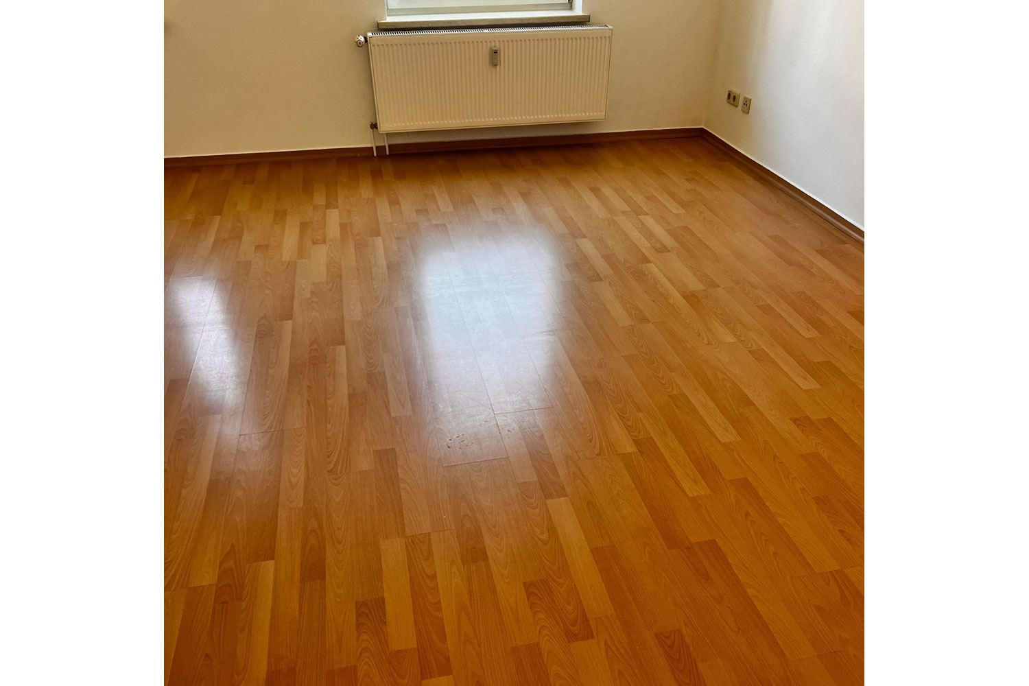 Bodenbelagsarbeiten: Parkett, Laminat, Fliesen oder auch Teppichboden
führen wir fachmännisch durch