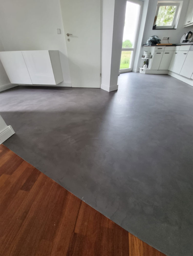 Beton Cire: Fugenloser Design Boden in einer Küche