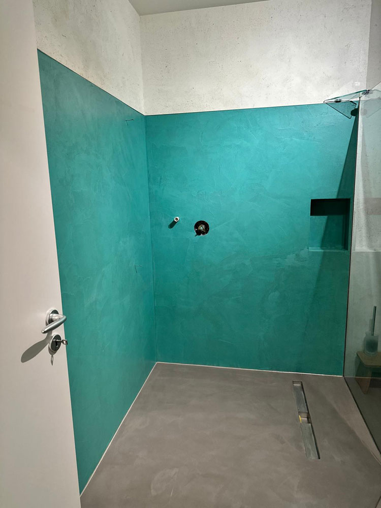 Fugenloses Badezimmer in Bremen: Beton Cire Dusche minte  Wand und Boden
