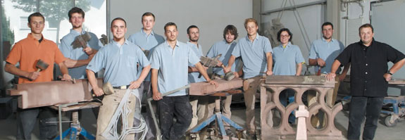 Unser Team: Ein hohes Maß an Einfühlungsvermögen, künstlerischem und handwerklichem Können, vor allem bei filigraner Steinarbeit, zeichnet uns aus.