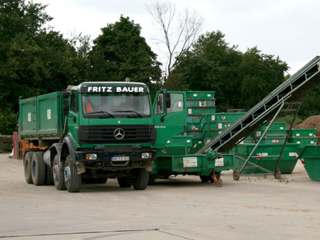 Unsere Fahrzeuge und Container sind für gewerbliche und private Kunden im Einsatz