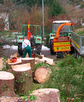 Ein umfangreicher Maschinenpark hilft uns bei der Arbeit, wenn Manneskraft allein nicht mehr ausreicht