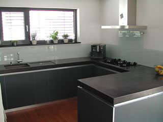 Küchenzeile - Arbeitsplatte Beton, Fronten Linoleum schwarz, Küchenblock beleuchtet