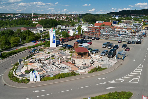 Baustoffe und Kundenparkplatz