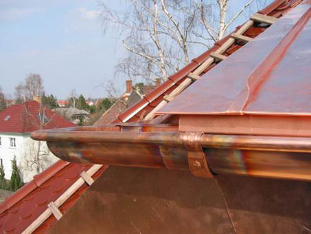Metalldeckung<br>Wegen der besonderen architektonischen Wirkung und der praktisch unbegrenzten gestalterischen Möglichkeiten werden Metalle in zunehmendem Maße für Dacheindeckungen und Außenwand- bekleidungen eingesetzt.